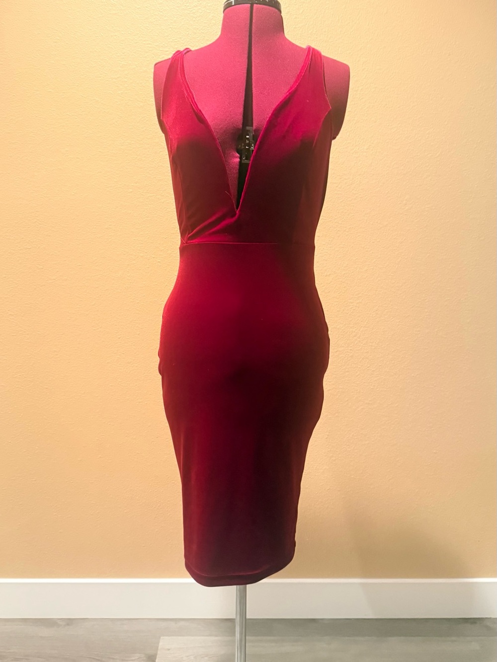 Windsor Sleeveless Plunge Midi Dress in Burgundy